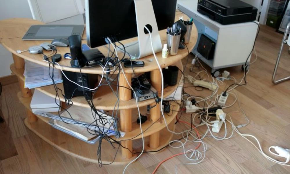 Χαμός με τα καλώδια των συσκευών; Έξυπνοι τρόποι για να τα εξαφανίσετε